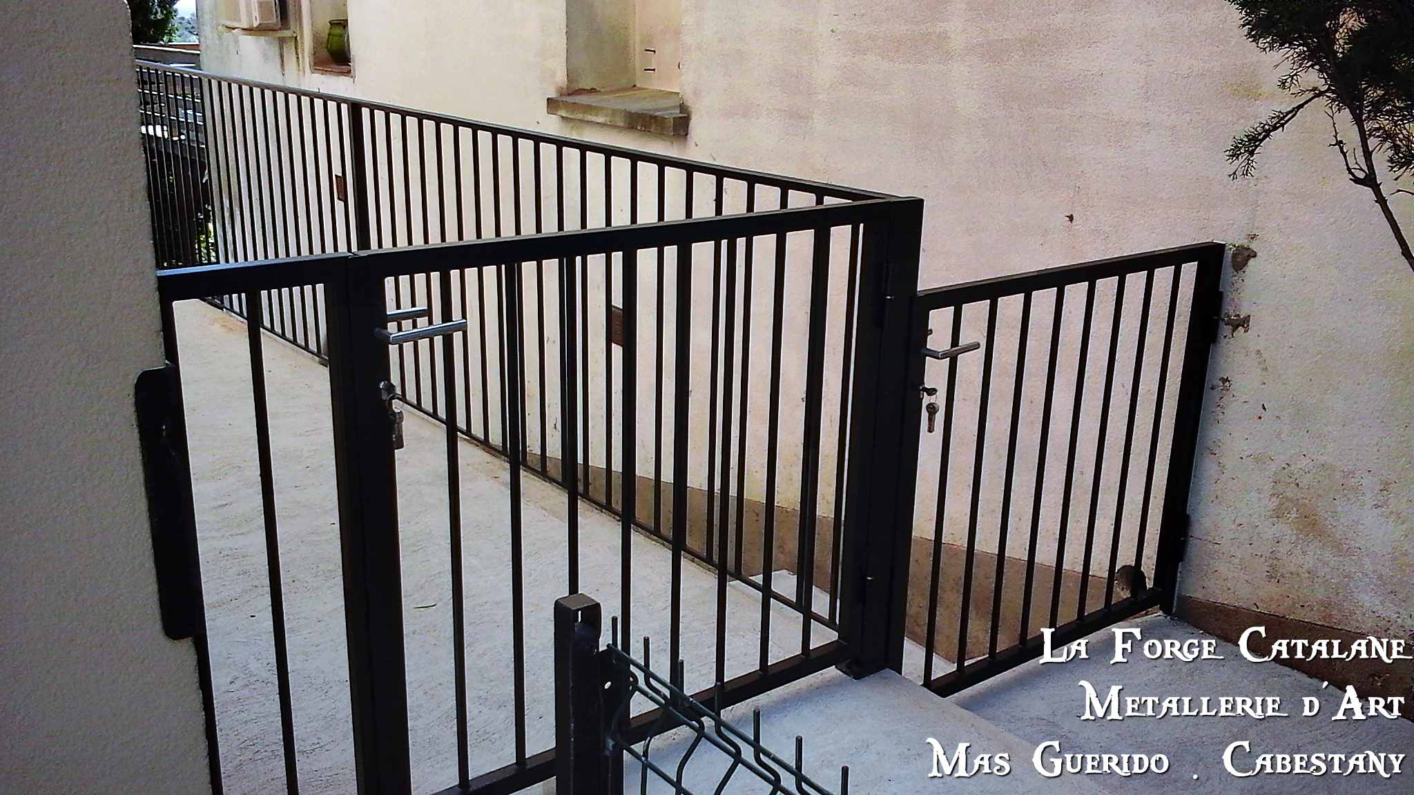 Portillon et cloture barreaudage droit thermolaquage noir fidji forge catalane.jpg